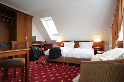 هانسیتیسهر هف