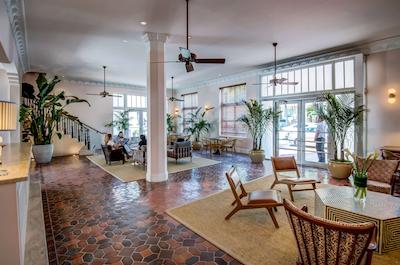 کلینتون هتل اسود بیچ