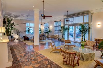 کلینتون هتل اسود بیچ