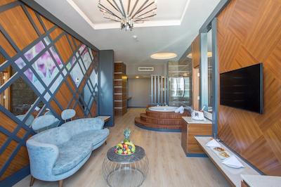 سنسیتیو پرمیوم ریزورت