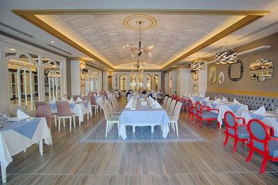 سنسیتیو پرمیوم ریزورت