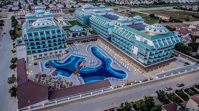 سنسیتیو پرمیوم ریزورت