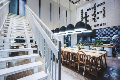 بلو مانکی هاب اند هتل