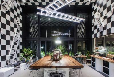 بلو مانکی هاب اند هتل