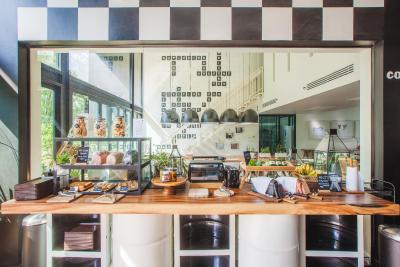 بلو مانکی هاب اند هتل