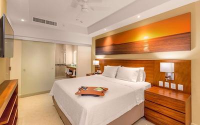 هامپتون این اند سویتز بای هیلتون لز کابز