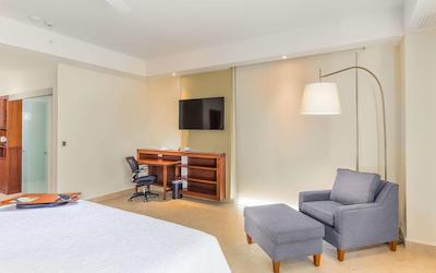 هامپتون این اند سویتز بای هیلتون لز کابز