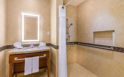 هامپتون این اند سویتز بای هیلتون لز کابز