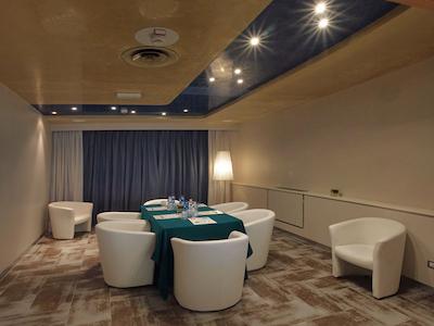 هتل امباسشیاتری اند دلفینو