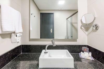 رامادا بای ویندهام رسیف با ویاجم هتل اند سویتز