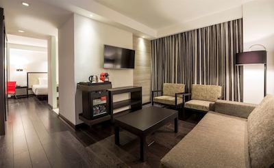 نه کالکشن گوادالاجارا سنترو هیستریکو