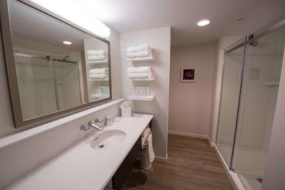 هامپتون این اند سویتز بای هیلتون فردریکتون