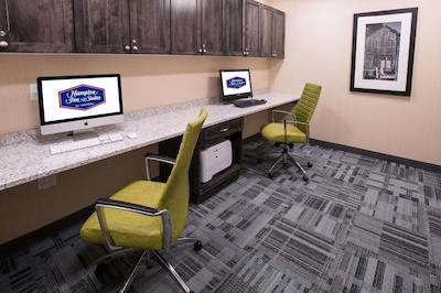 هامپتون این اند سویتز بای هیلتون فردریکتون