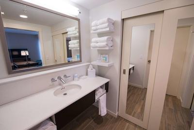 هامپتون این اند سویتز بای هیلتون فردریکتون