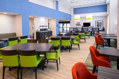 هامپتون این اند سویتز بای هیلتون فردریکتون