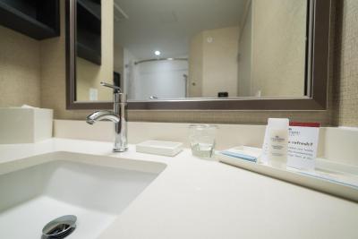 کاندلوود سویتز وست ادمنتون-مال اریا