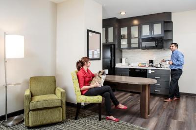 کاندلوود سویتز وست ادمنتون-مال اریا