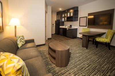 کاندلوود سویتز وست ادمنتون-مال اریا