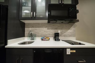 کاندلوود سویتز وست ادمنتون-مال اریا