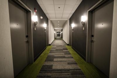 کاندلوود سویتز وست ادمنتون-مال اریا