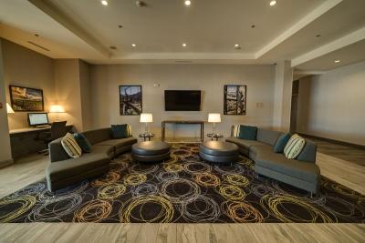 کاندلوود سویتز وست ادمنتون-مال اریا