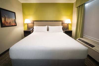 کاندلوود سویتز وست ادمنتون-مال اریا