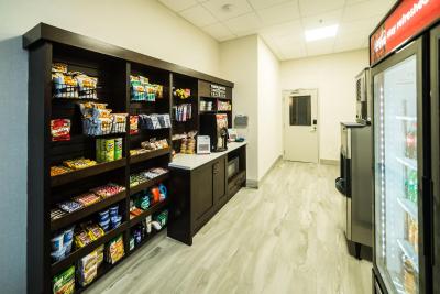 کاندلوود سویتز وست ادمنتون-مال اریا