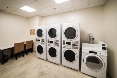 کاندلوود سویتز وست ادمنتون-مال اریا