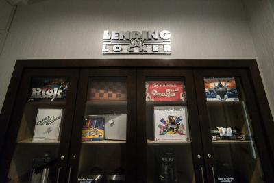 کاندلوود سویتز وست ادمنتون-مال اریا