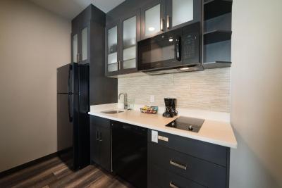 کاندلوود سویتز وست ادمنتون-مال اریا