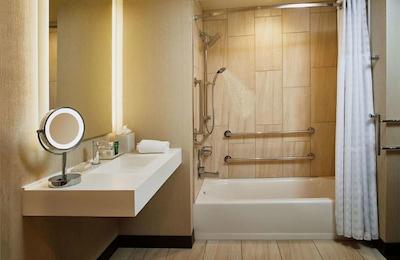 هیلتون کلولاند دونتون