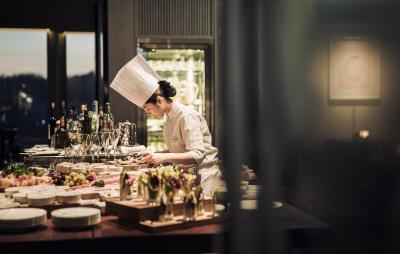 فور اسیسُنز هتل اسئوول