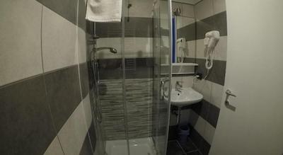 ب اند ب جولیوز کاسار