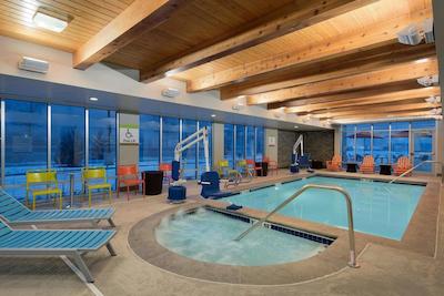 هم 2 سویتز بای هیلتون انچراج