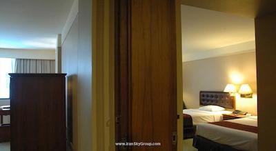 توئین تاورز هتل