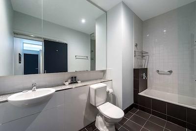 مانترا 100 اکسهیبیشن