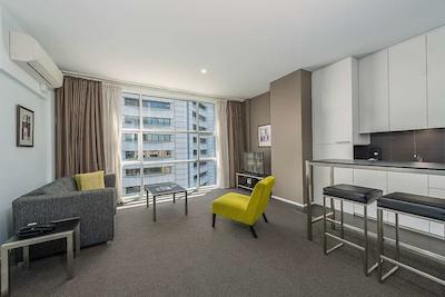 مانترا 100 اکسهیبیشن