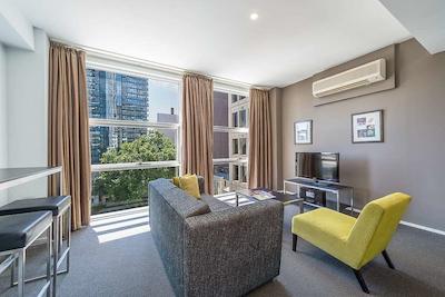 مانترا 100 اکسهیبیشن