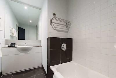 مانترا 100 اکسهیبیشن