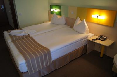 تپ کونتریلین زنید هتل کنفرنس اند اسپا