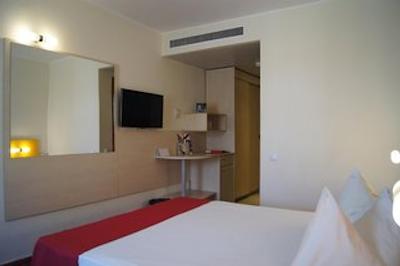 تپ کونتریلین زنید هتل کنفرنس اند اسپا