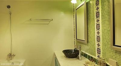 سالیل هتل سوخومویت سوی 8