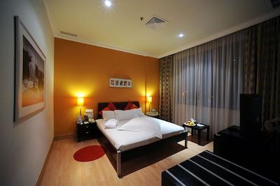 کرنیچ هتل اند سویتز