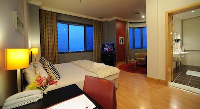 کرنیچ هتل اند سویتز