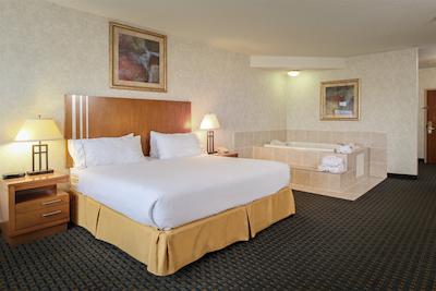 هلید این اکسپرز هتل اند سویتز لدبریج