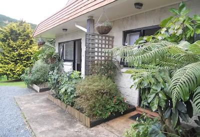 ب اُف ایسلاندز کونتری لج متل