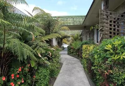 ب اُف ایسلاندز کونتری لج متل