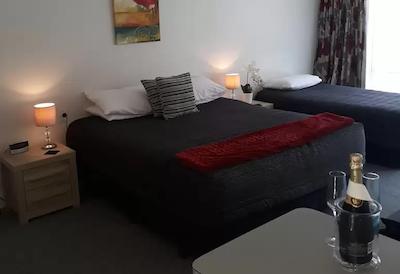 ب اُف ایسلاندز کونتری لج متل