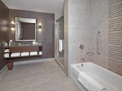 دوبلتری بای هیلتون وست ادمنتون