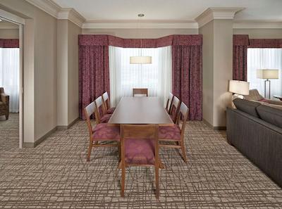 دوبلتری بای هیلتون وست ادمنتون